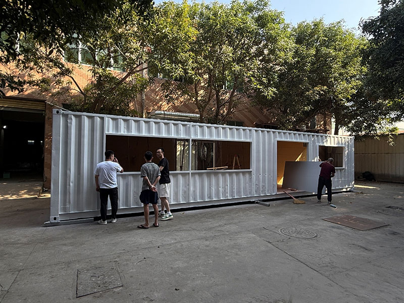 Klant bezoekt onze fabriek voor discussie over modulaire containerprojecten